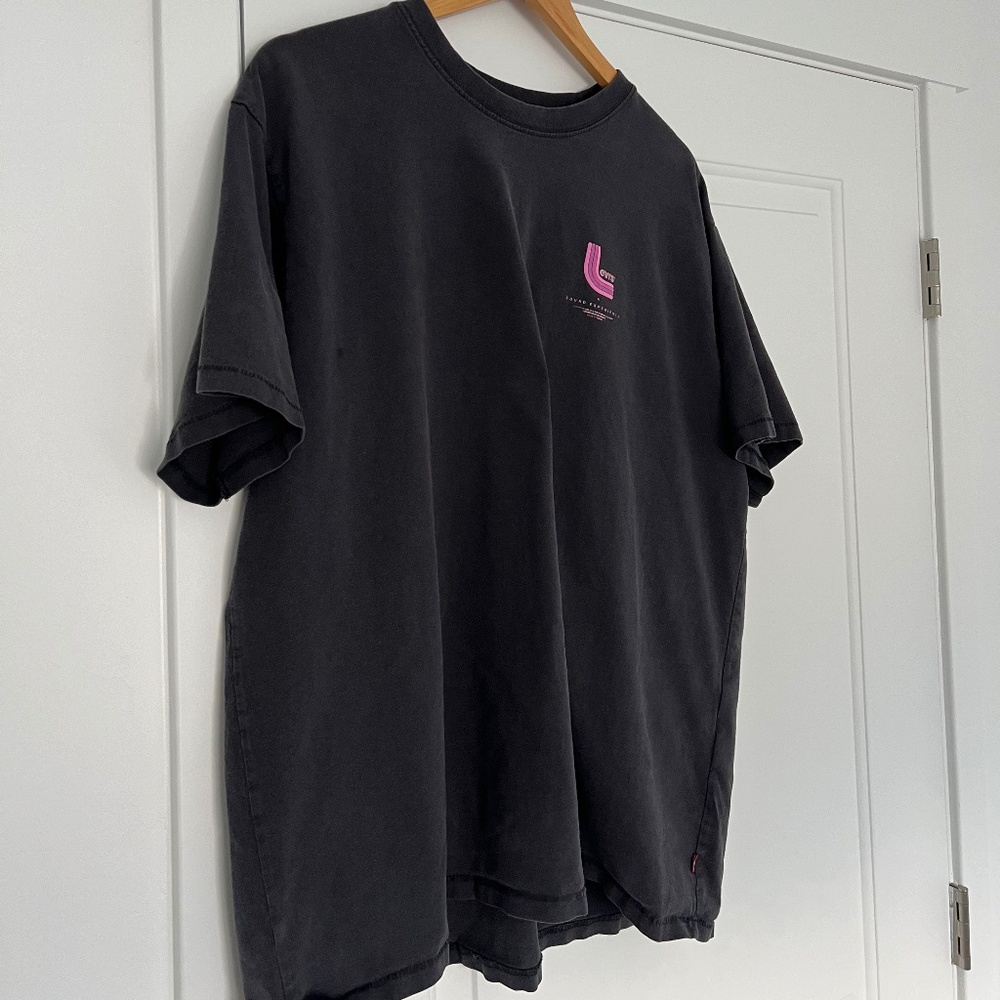 Levi's T Shirt - Men's Large